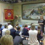 В "Зале воинской Славы" экскурсовод Музея С.Е.Наумова рассказывает об обороне Лобненского рубежа
